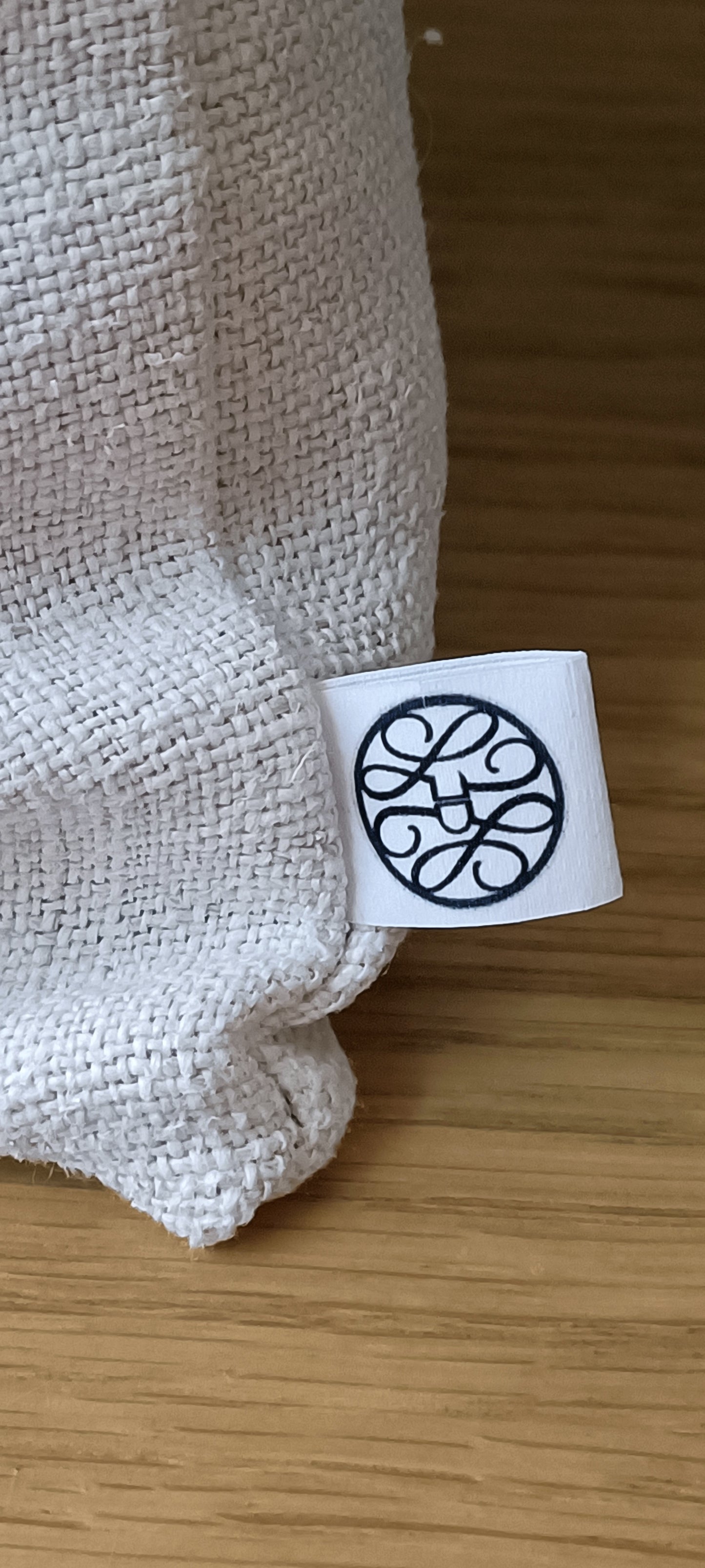 Housse de coussin lin brut et broderie noire