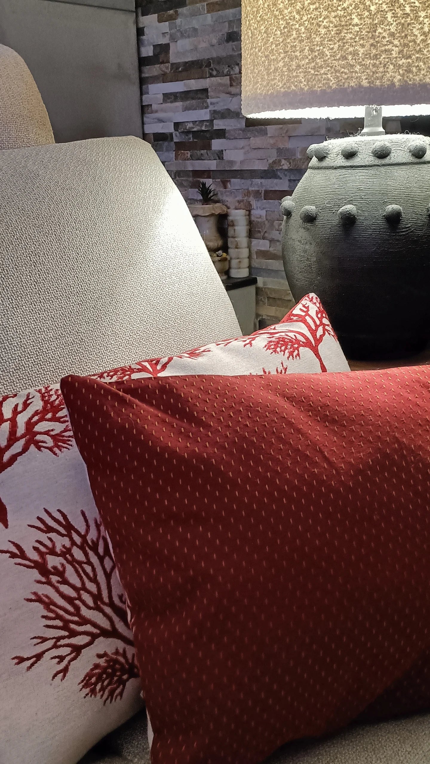 Coussin motifs corail rouge