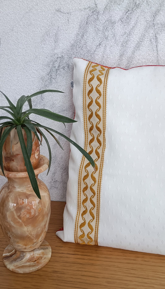 Coussin blanc et fleurs rouges