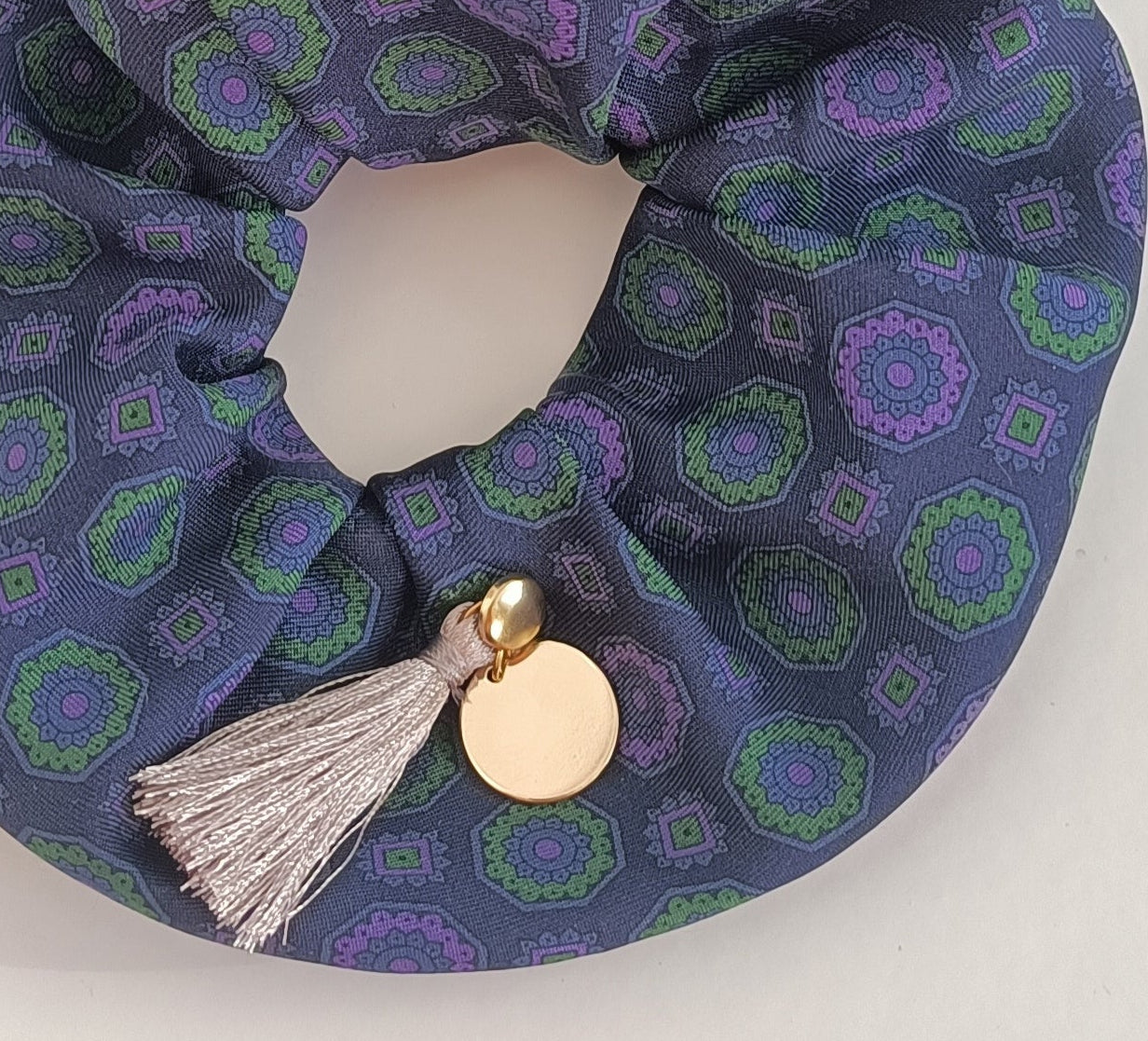 Chouchou 100% soie et médaillon plaqué or 18K