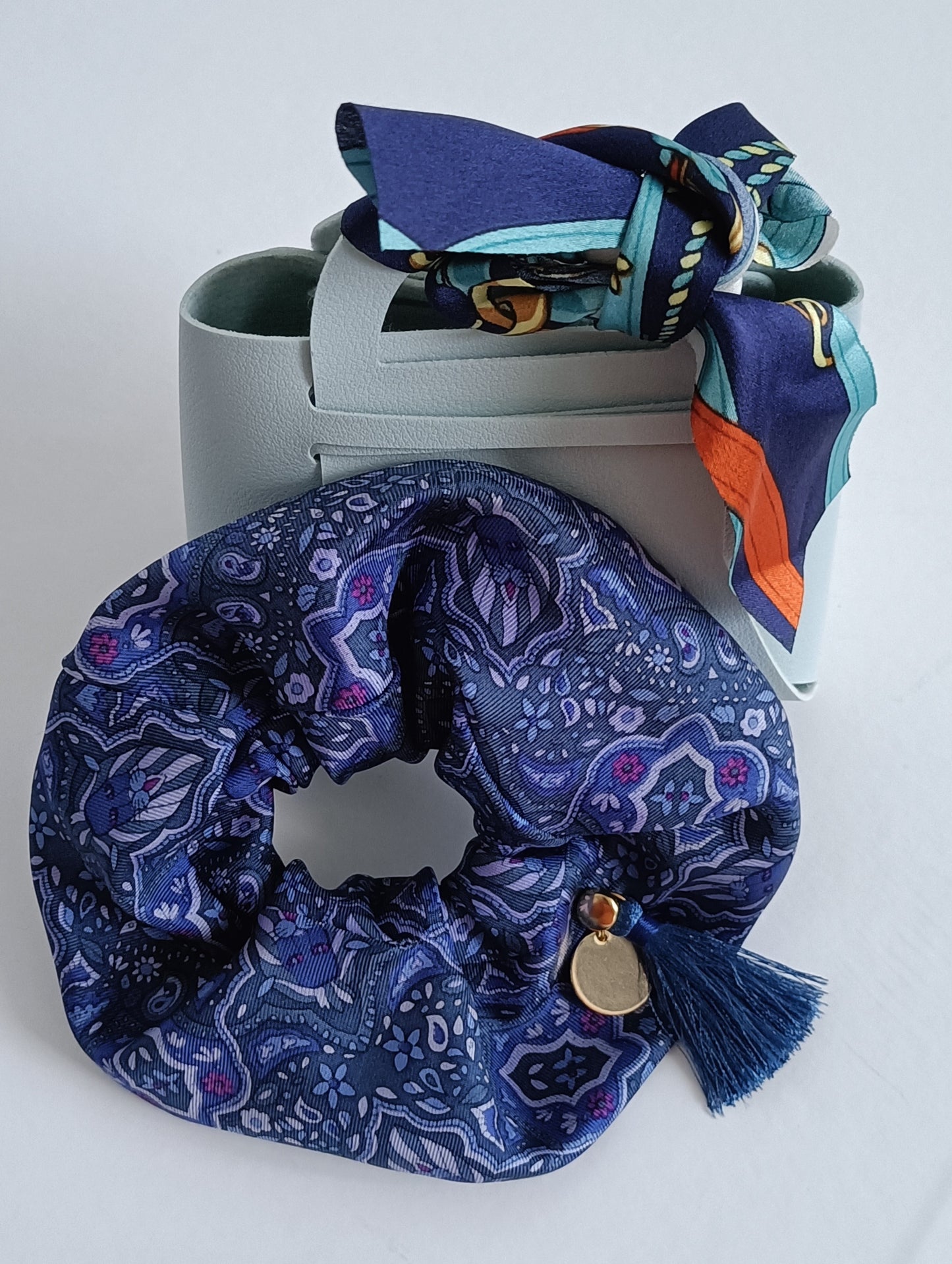 Chouchou 100% soie et médaillon plaqué or 18K