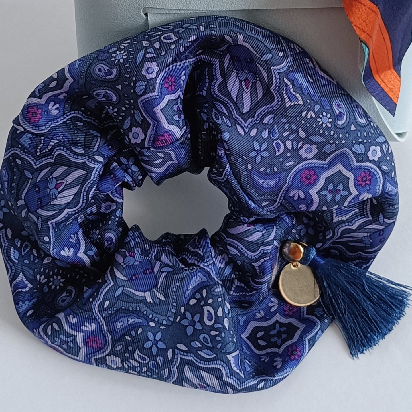 Chouchou 100% soie et médaillon plaqué or 18K