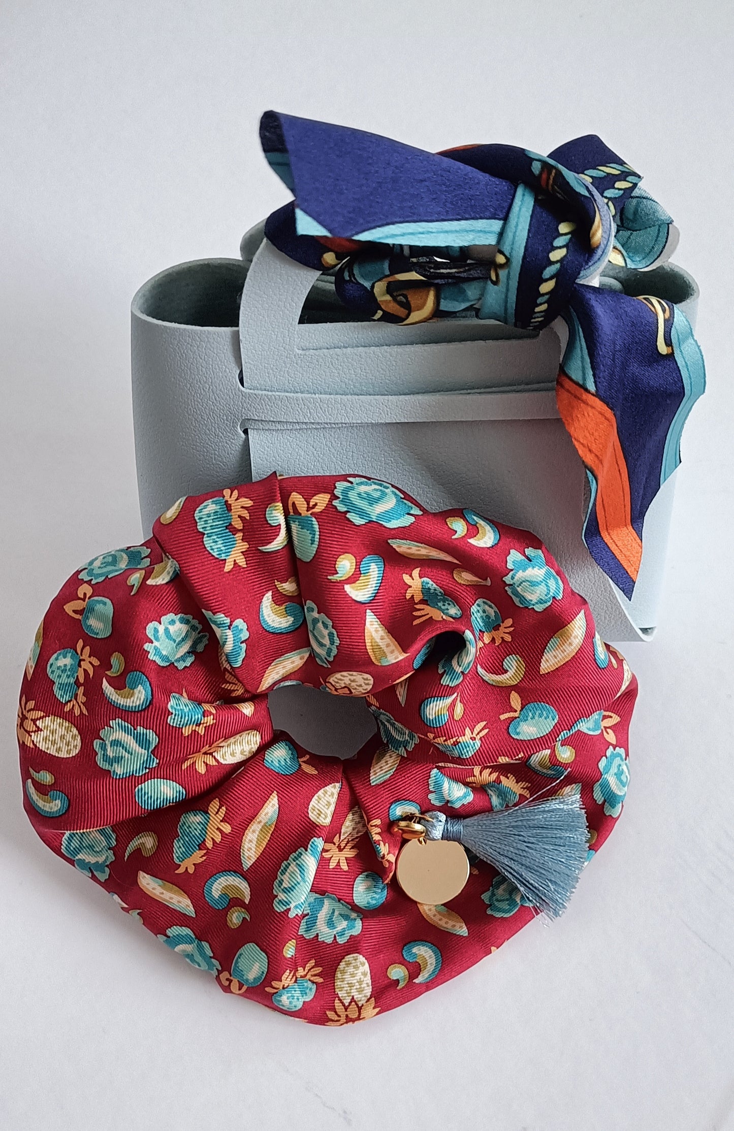 Chouchou 100% soie et médaillon plaqué or 18K