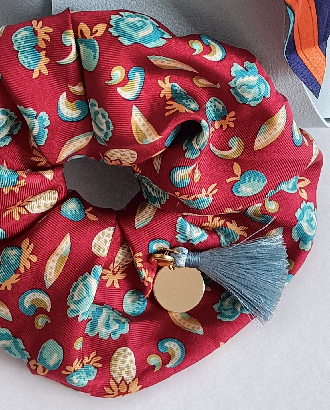 Chouchou 100% soie et médaillon plaqué or 18K