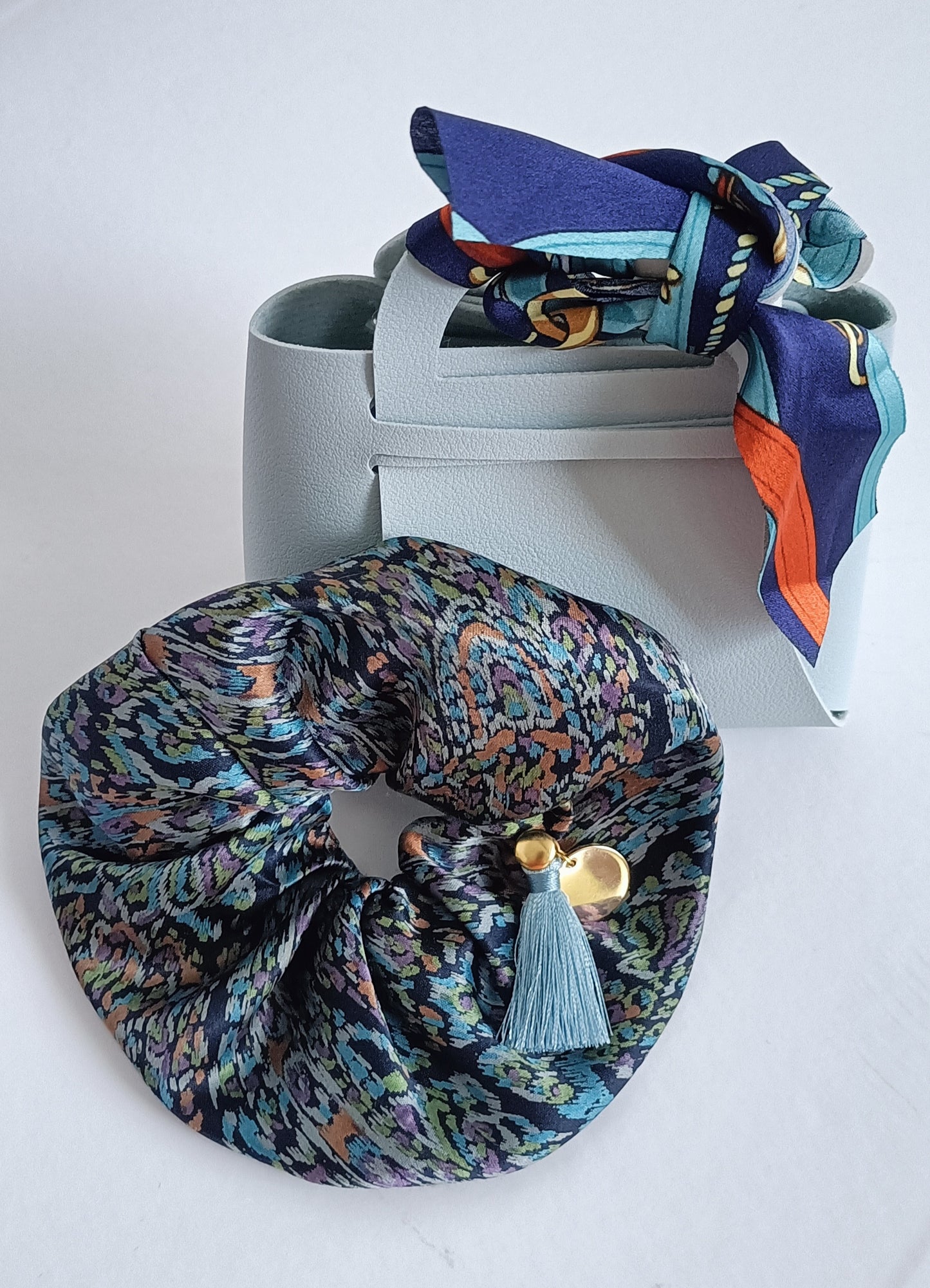 Chouchou 100% soie et médaillon plaqué or 18K