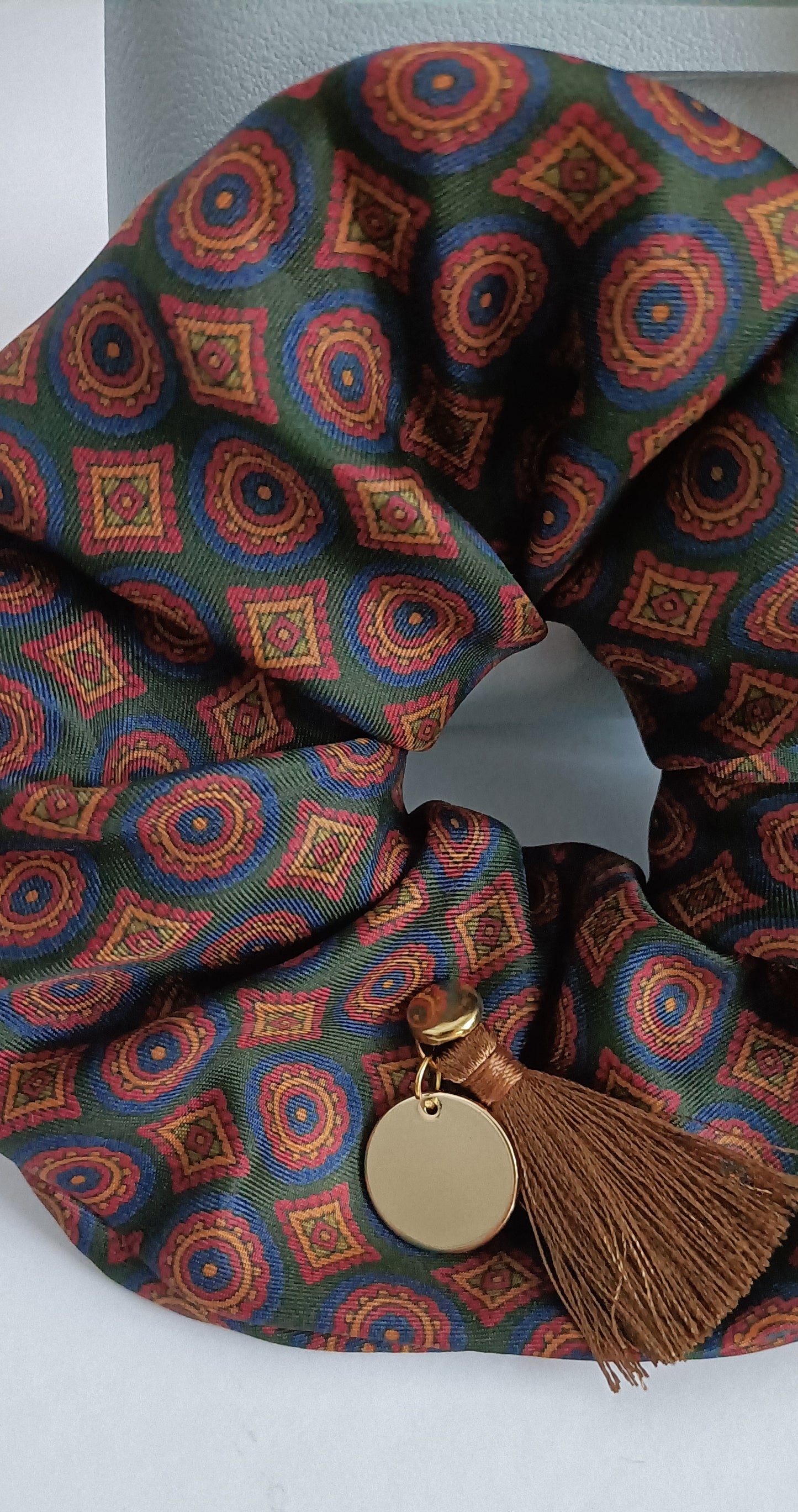 Chouchou 100% soie et médaillon plaqué or 18K