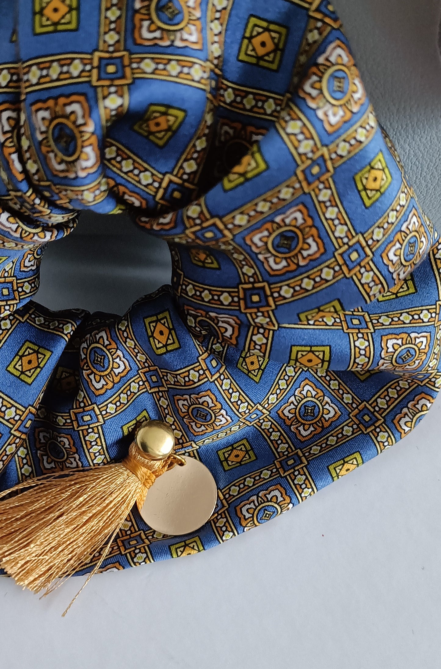 Chouchou 100% soie et médaillon plaqué or 18K