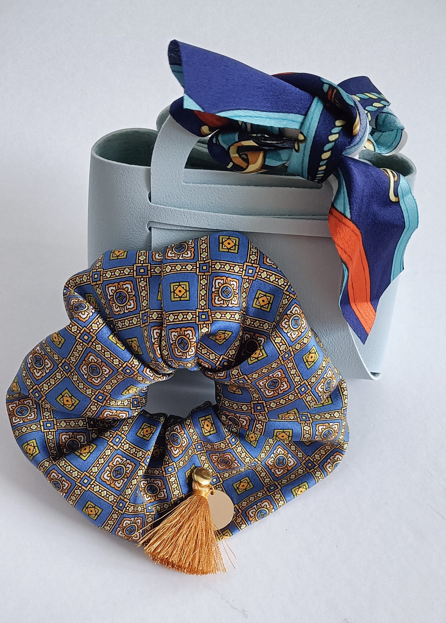 Chouchou 100% soie et médaillon plaqué or 18K