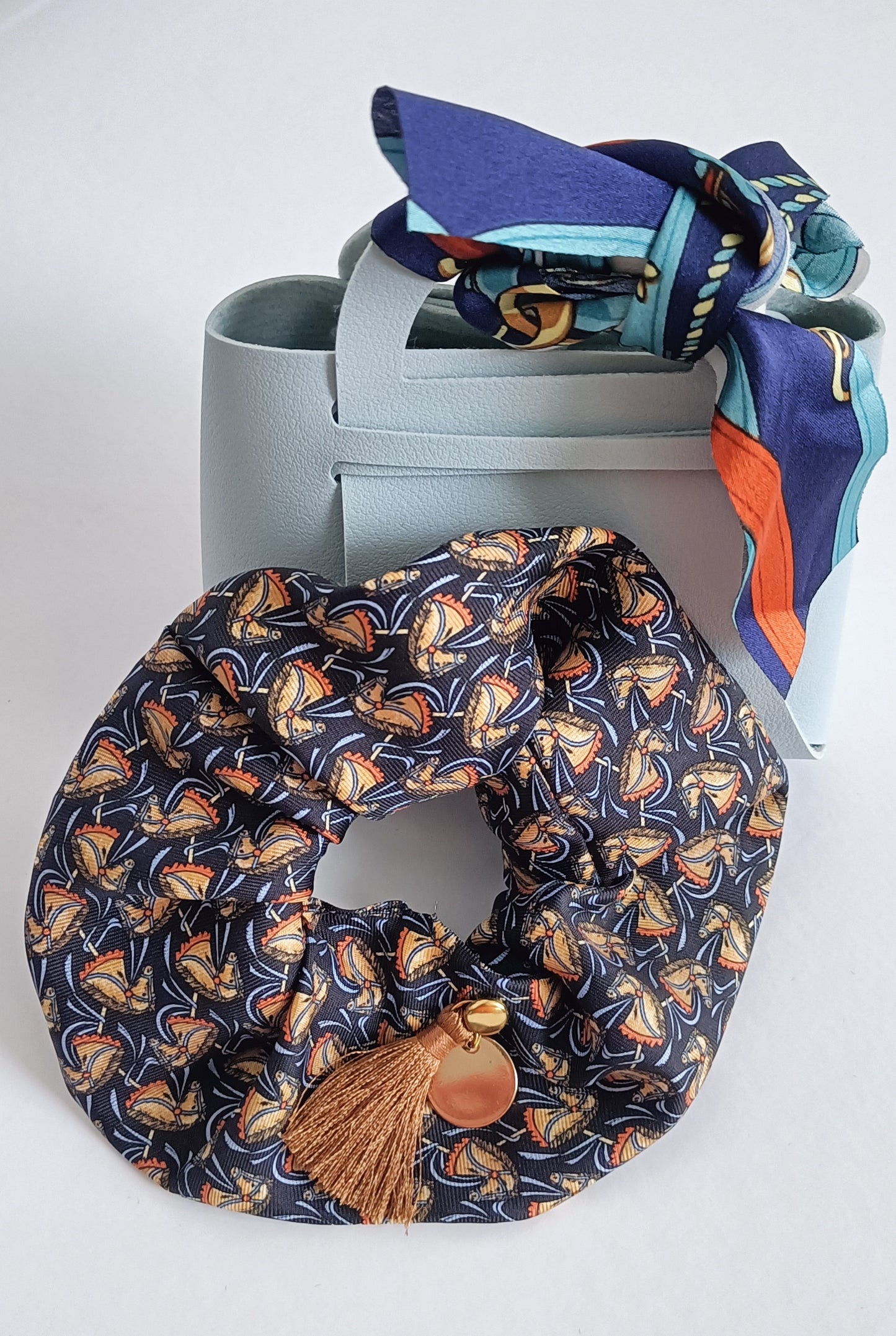 Chouchou 100% soie et médaillon plaqué or 18K