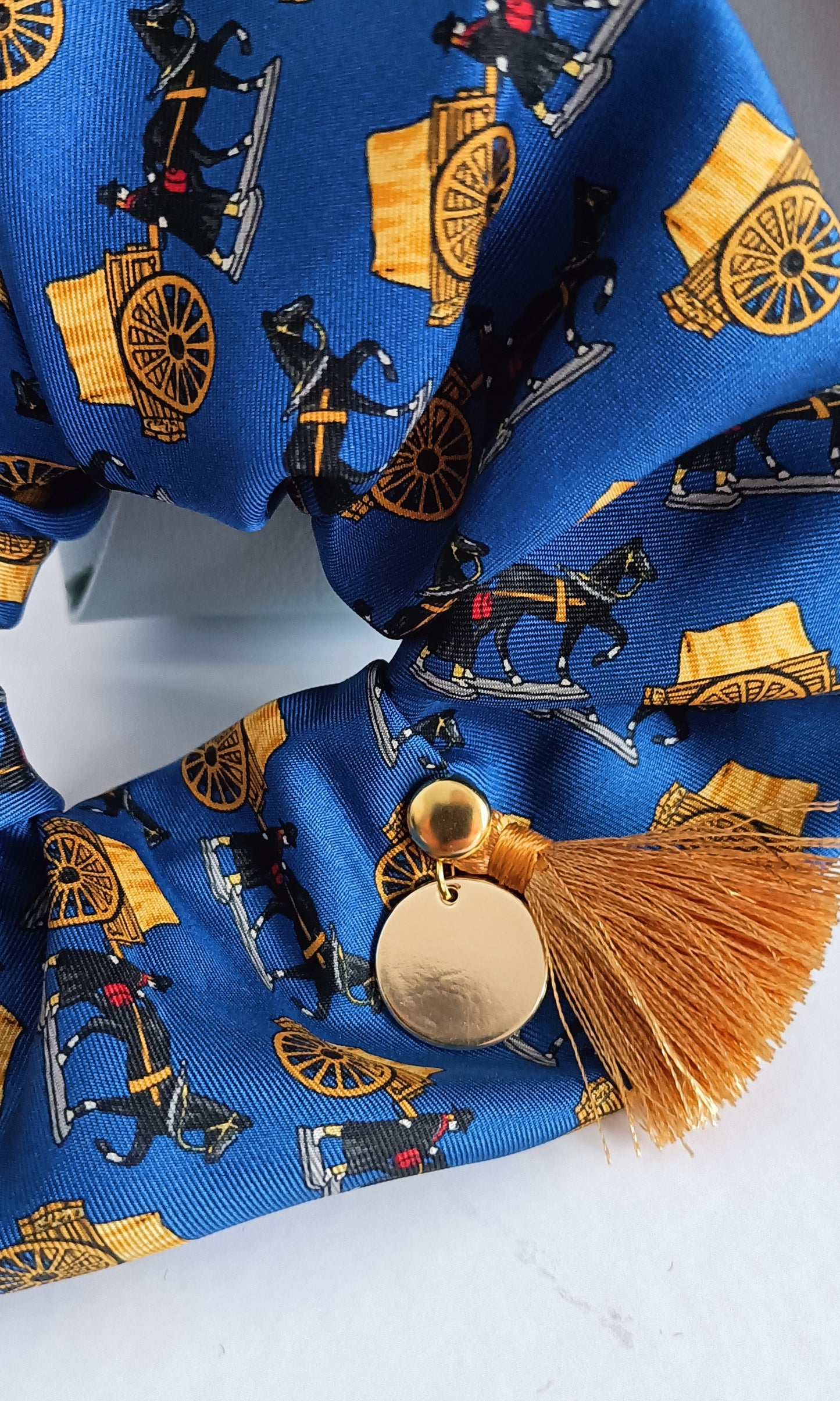 Chouchou 100% soie et médaillon plaqué or 18K