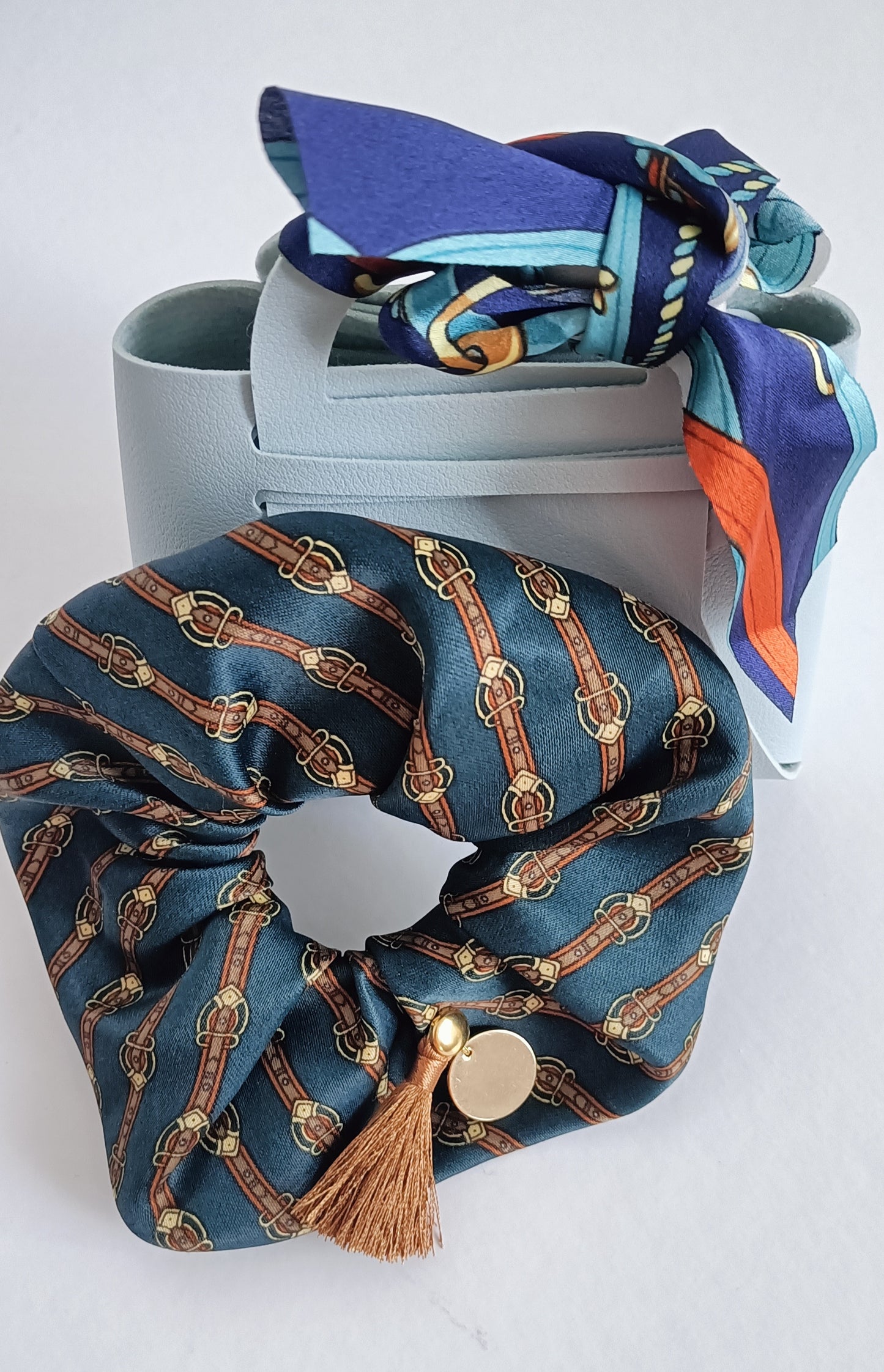 Chouchou 100% soie et médaillon plaqué or 18K