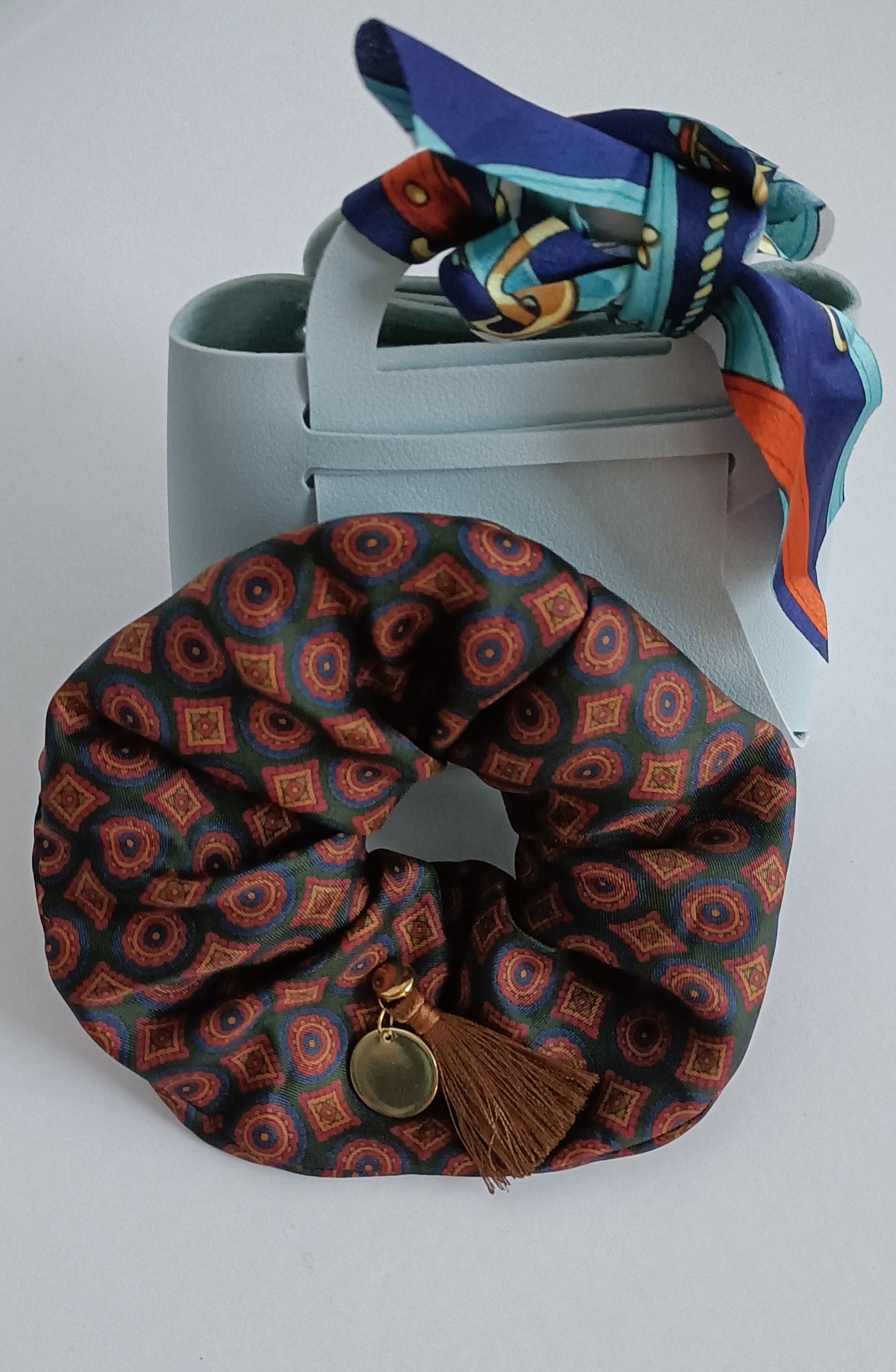 Chouchou 100% soie et médaillon plaqué or 18K