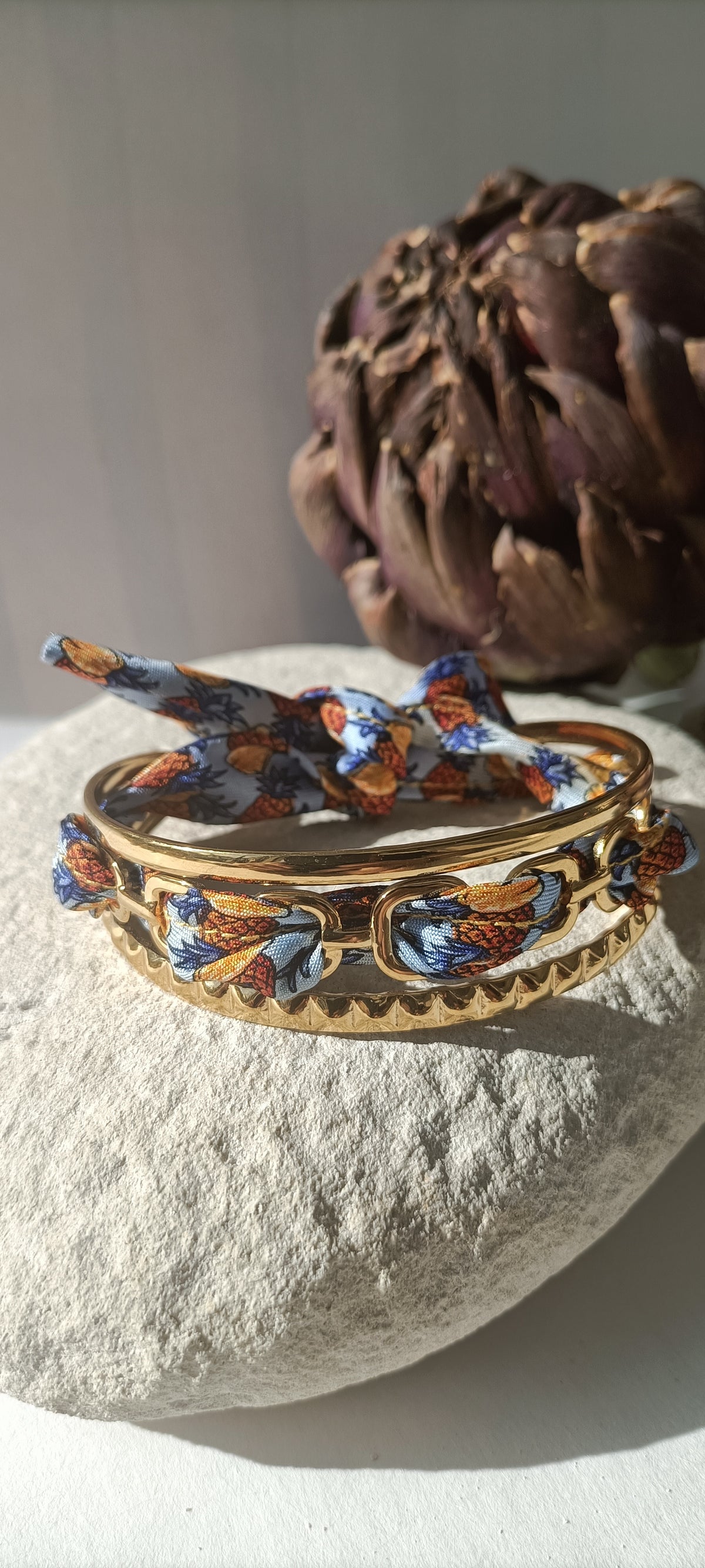 Bracelet plaqué or Iconique & soie bleue motifs ananas