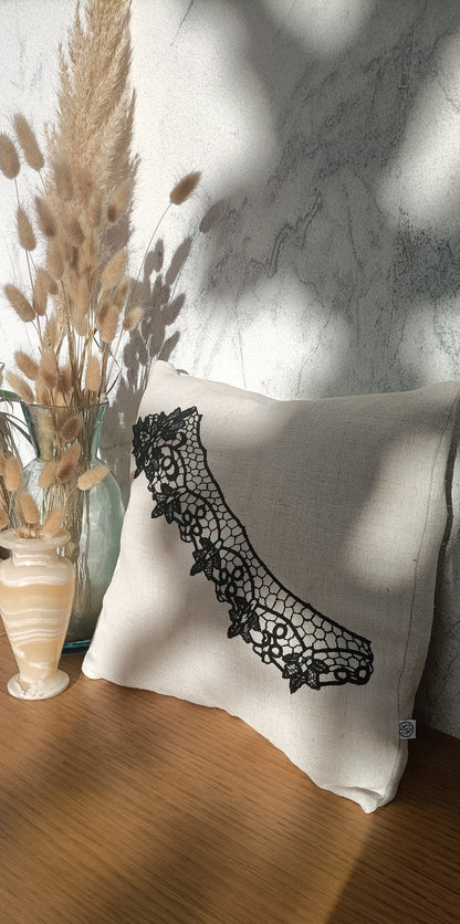 Housse de coussin lin brut et broderie noire