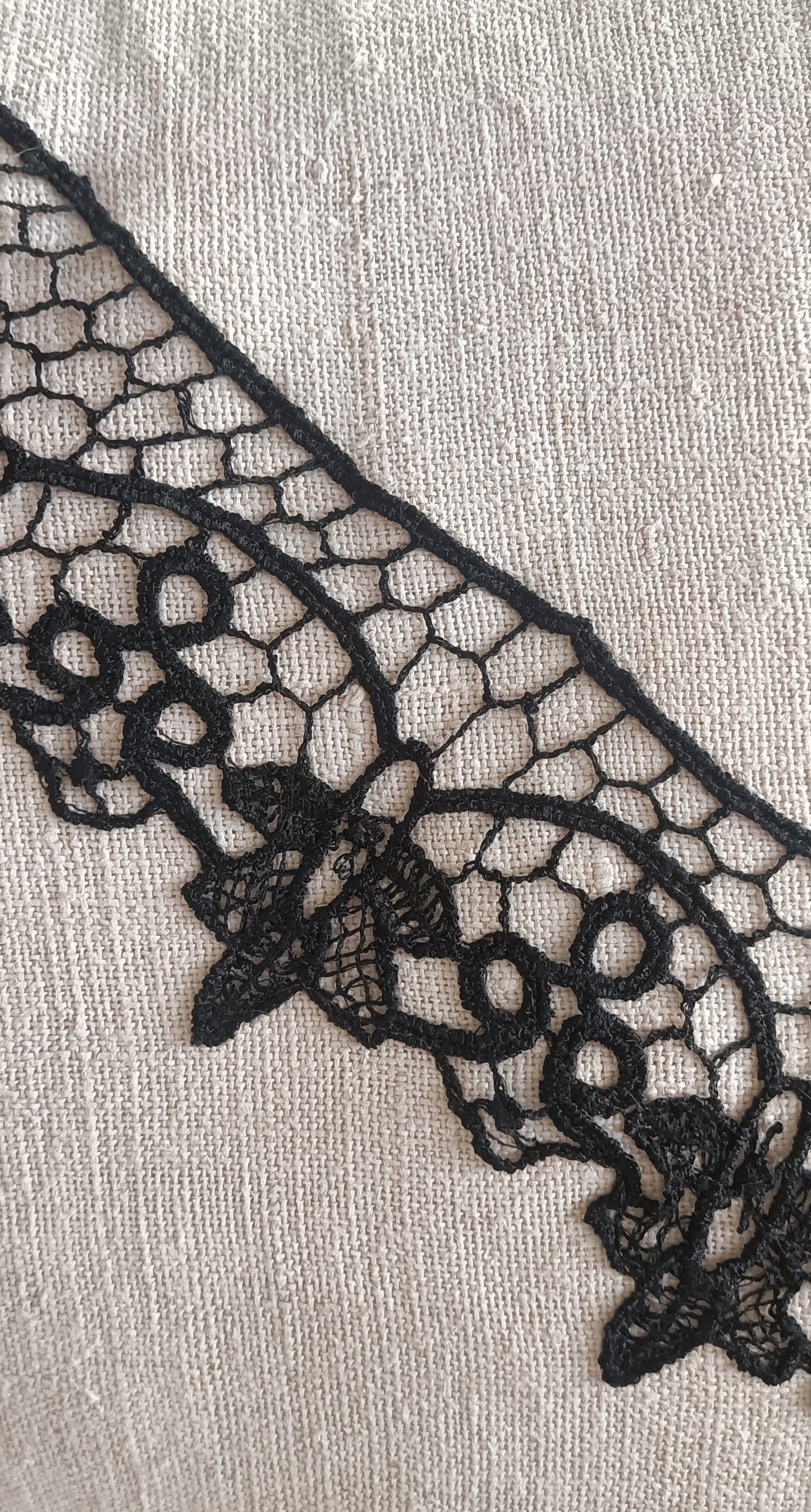 Housse de coussin lin brut et broderie noire