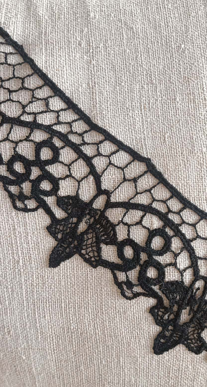 Housse de coussin lin brut et broderie noire