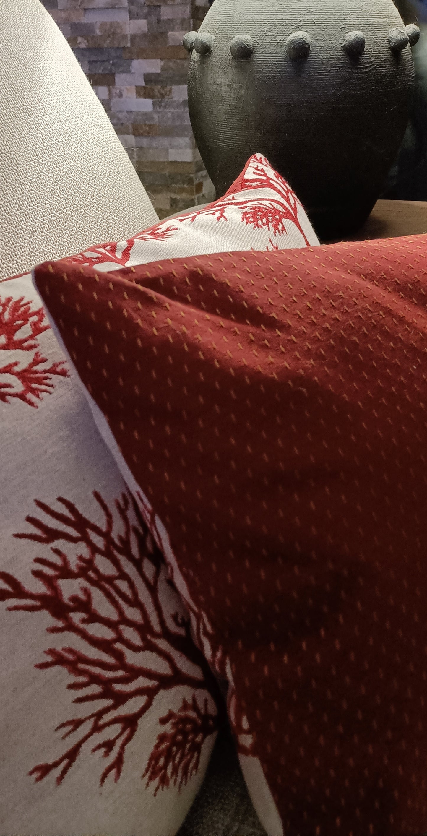 Coussin motifs corail rouge