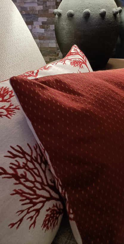 Coussin motifs corail rouge