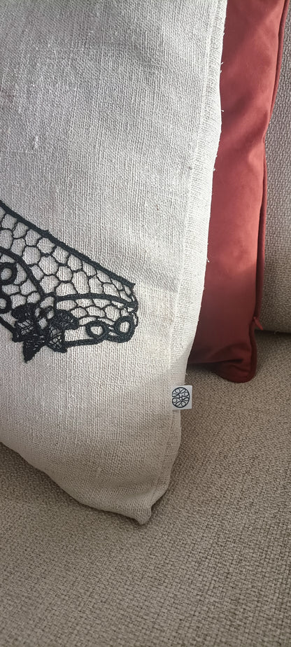 Housse de coussin lin brut et broderie noire