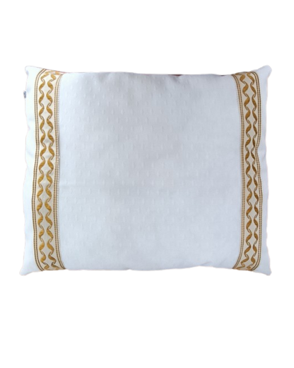Coussin blanc et fleurs rouges