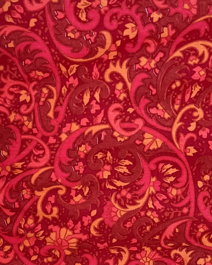 Coussin blanc et fleurs rouges
