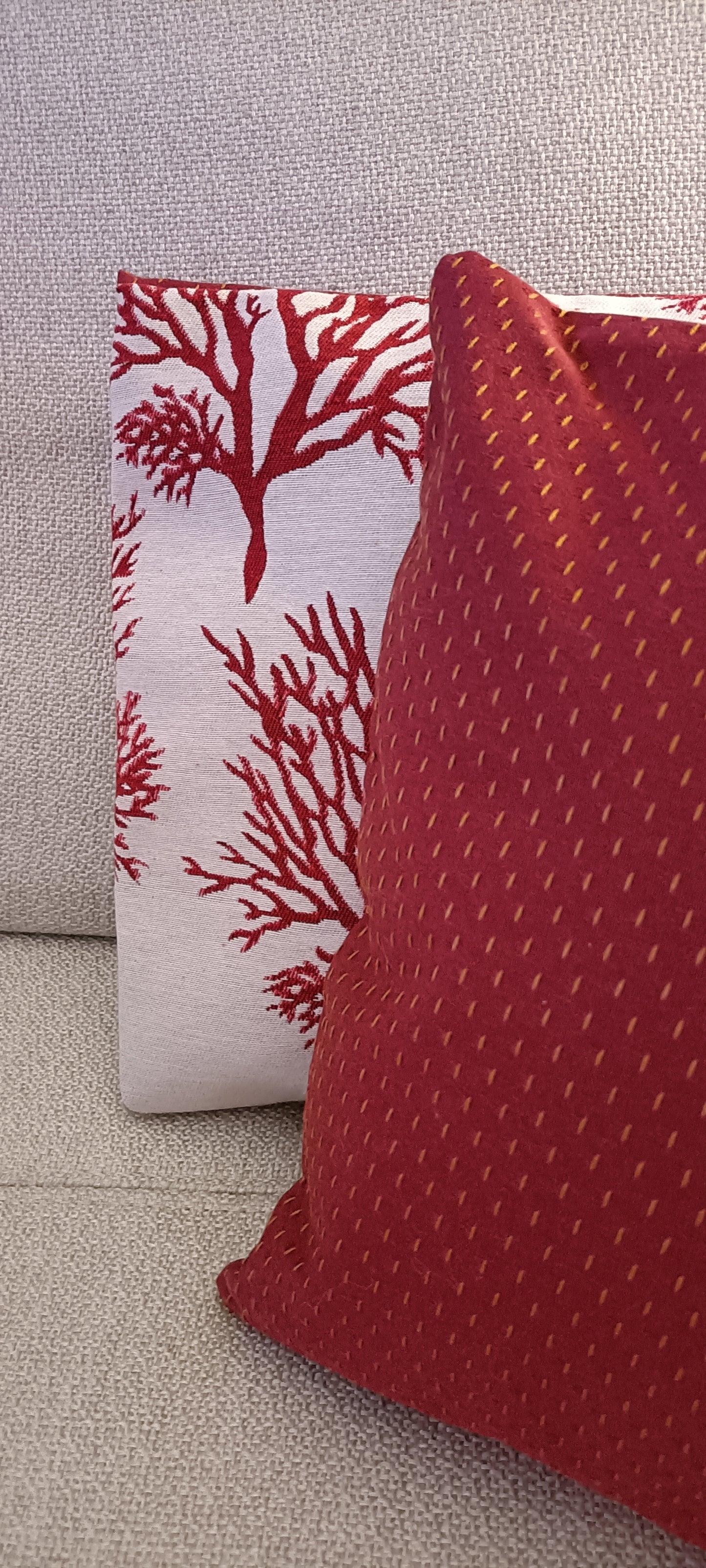 Coussin motifs corail rouge