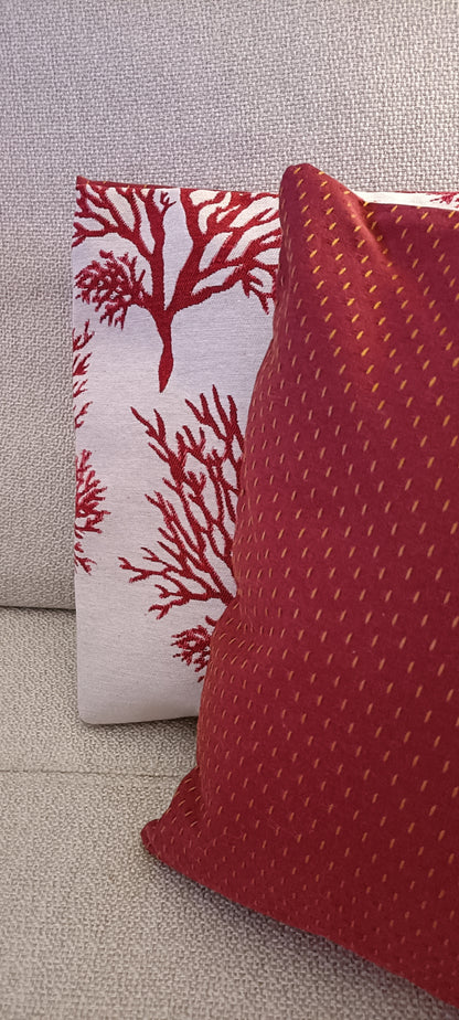 Coussin motifs corail rouge