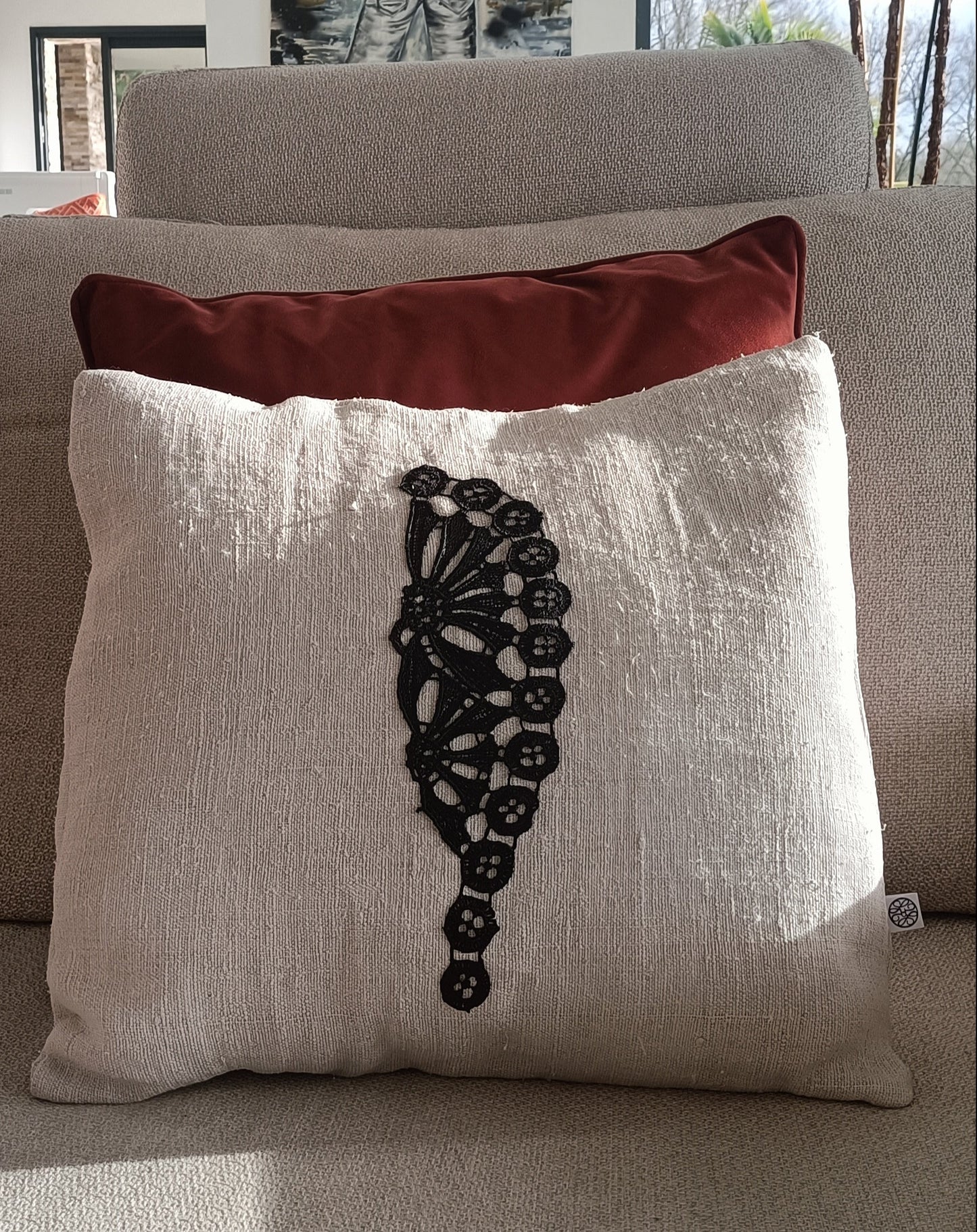 Housse de coussin lin brut et broderie noire