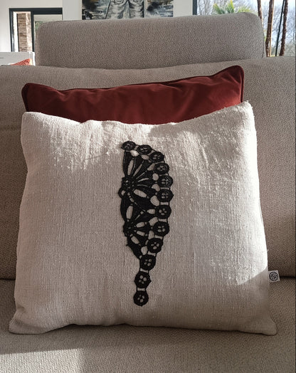 Housse de coussin lin brut et broderie noire