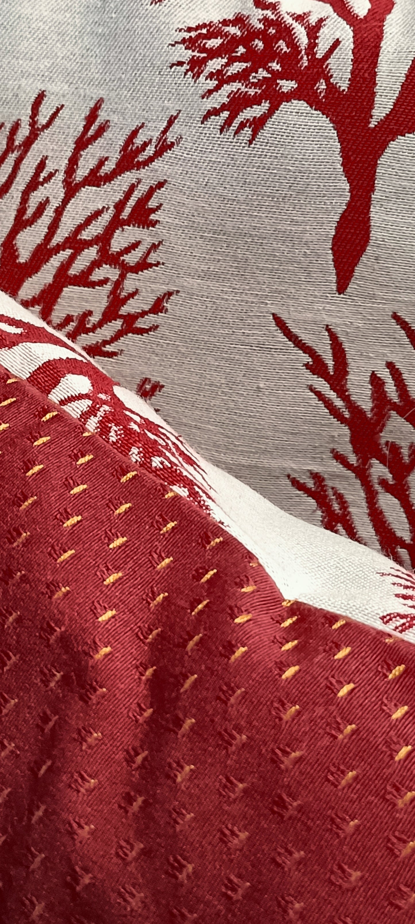 Coussin motifs corail rouge