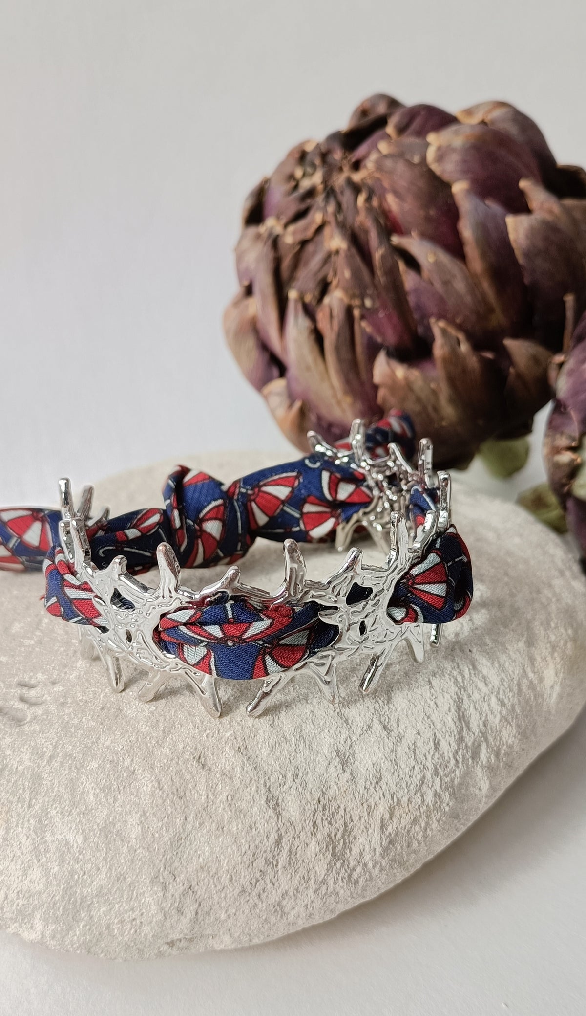 Bracelet argenté Corail & soie rouge/bleue
