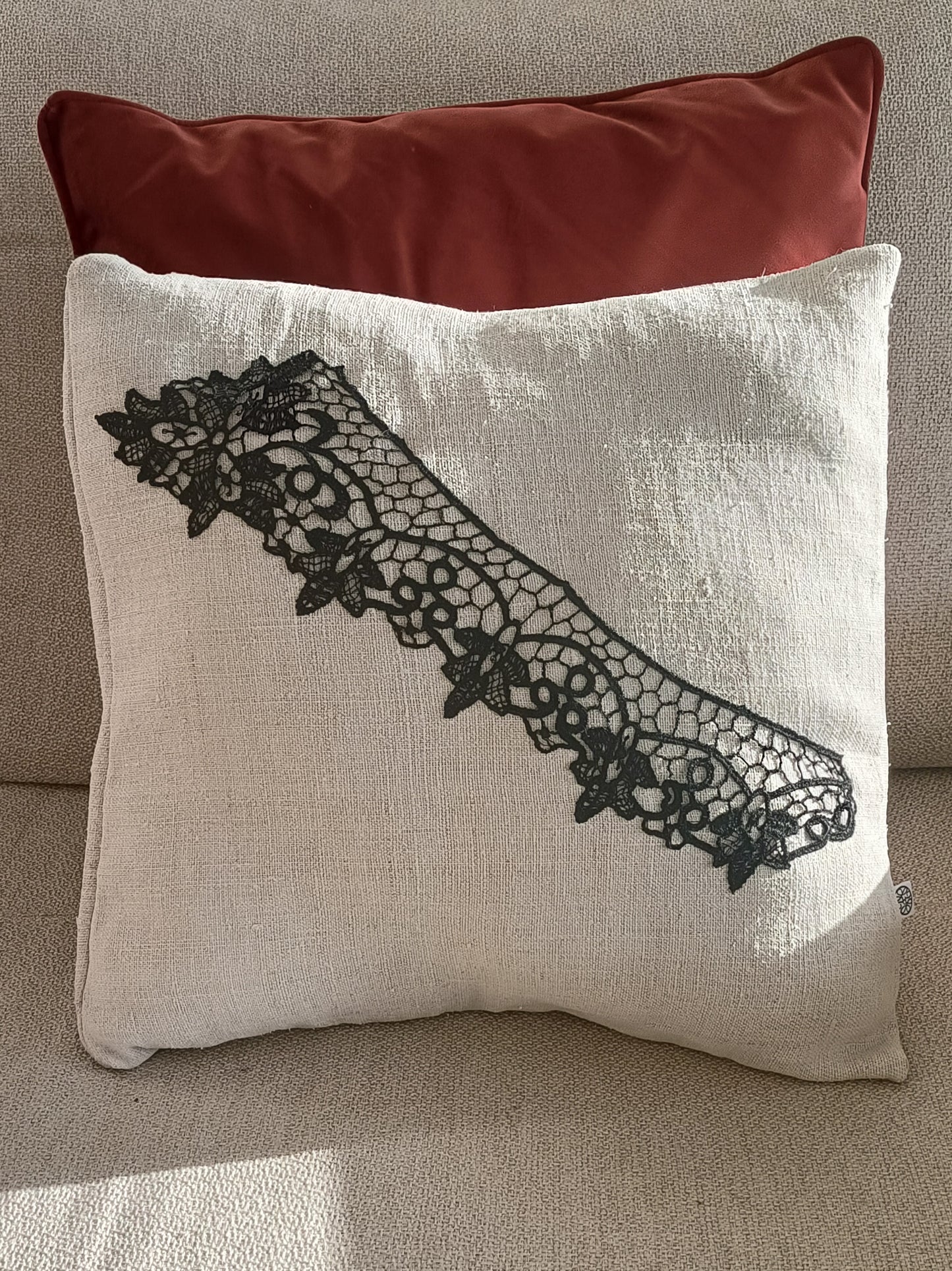 Housse de coussin lin brut et broderie noire