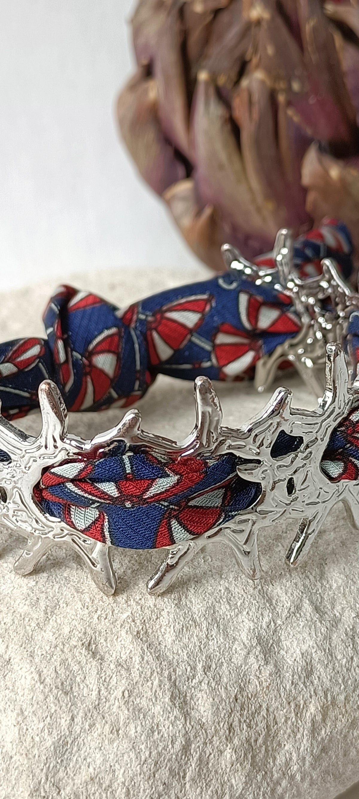Bracelet argenté Corail & soie rouge/bleue