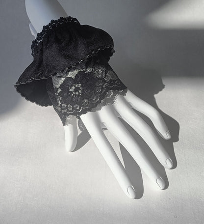 Manchette en dentelle et perles