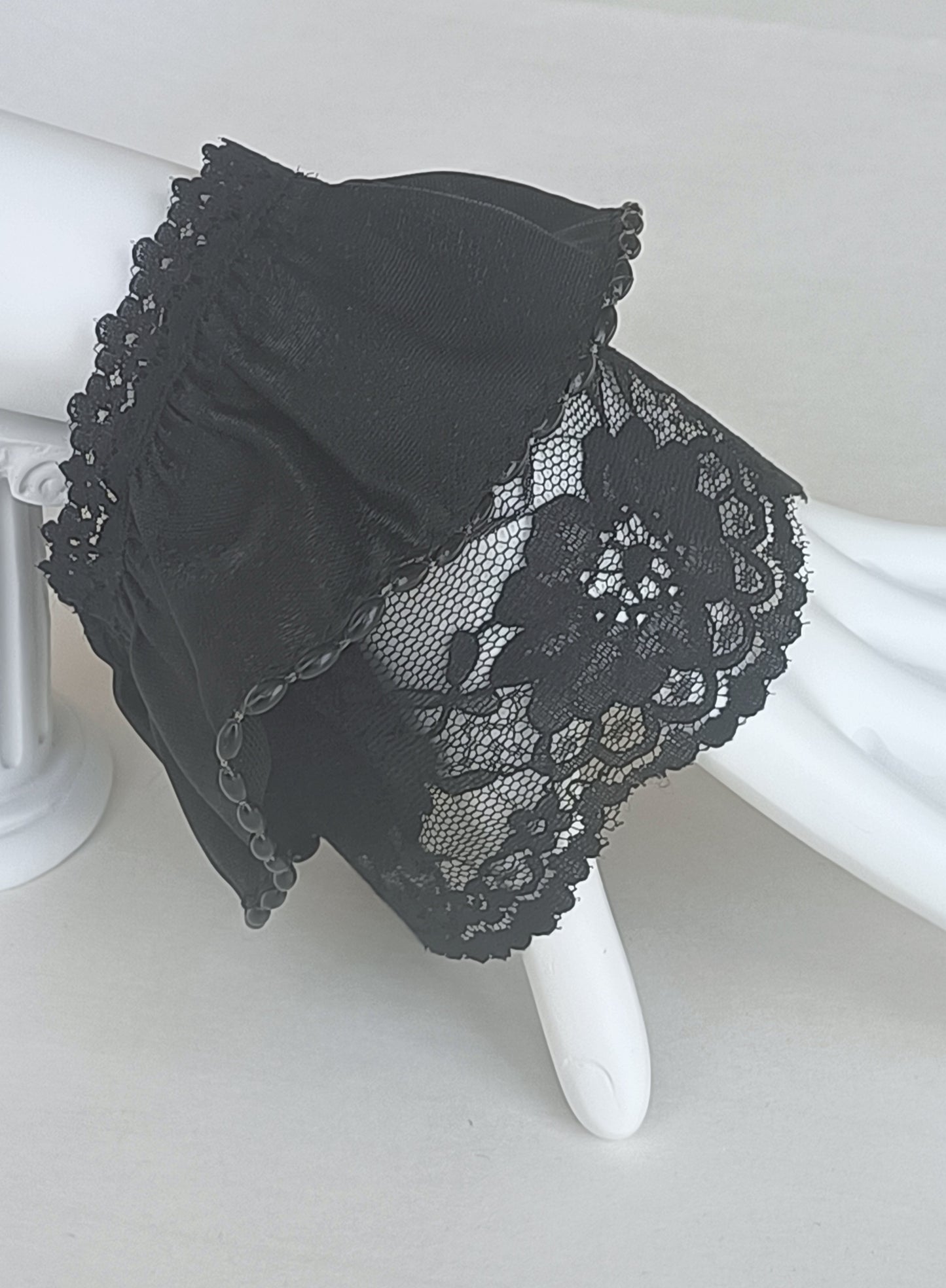Manchette en dentelle et perles