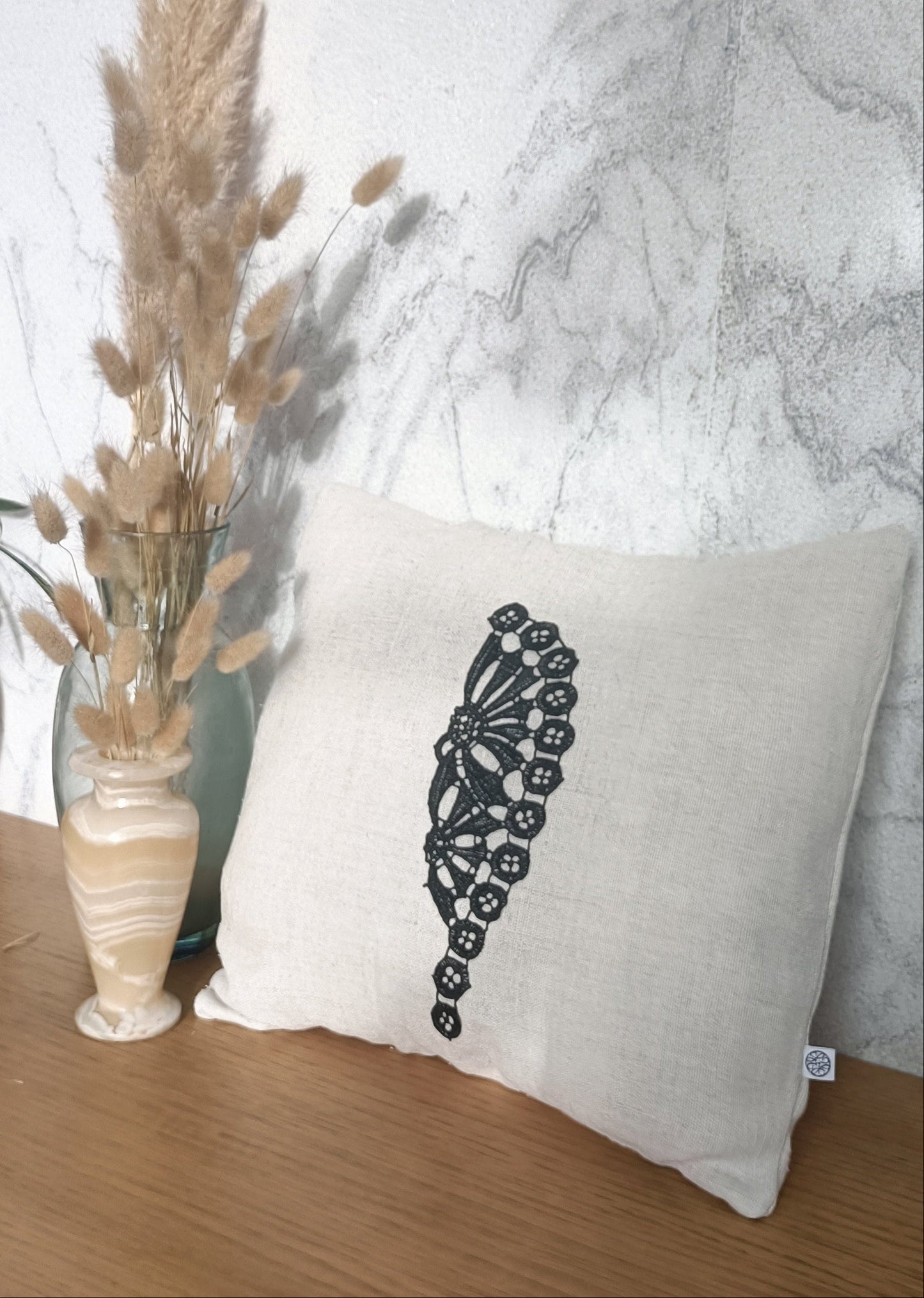 Housse de coussin lin brut et broderie noire