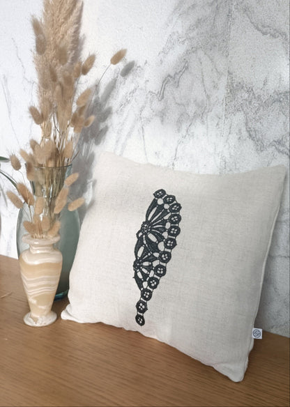Housse de coussin lin brut et broderie noire