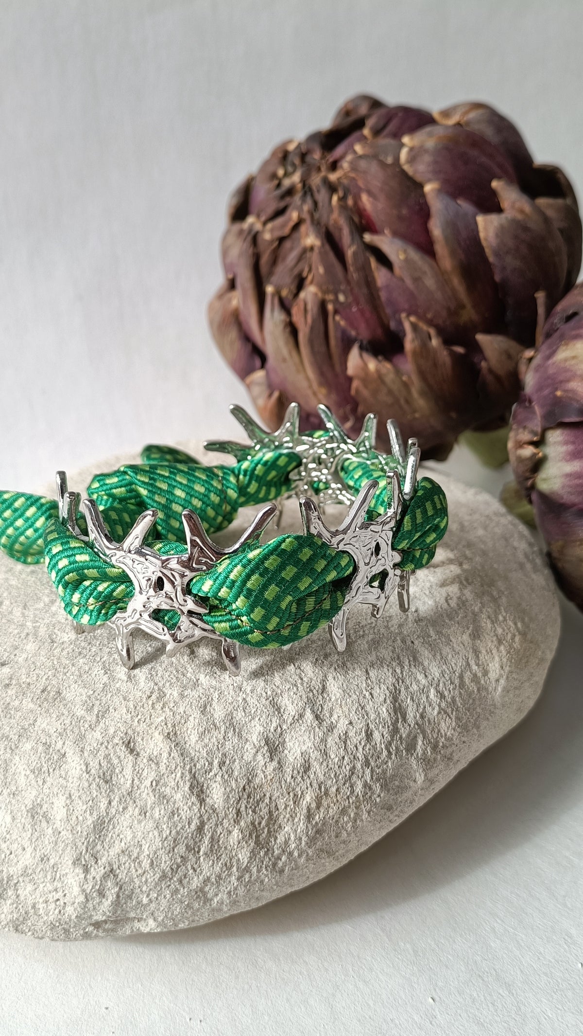 Bracelet argenté Corail & soie verte