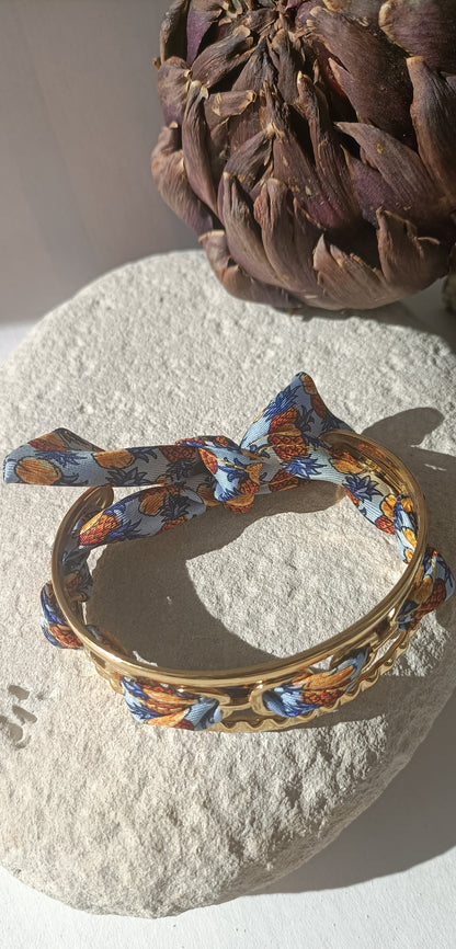 Bracelet plaqué or Iconique & soie bleue motifs ananas