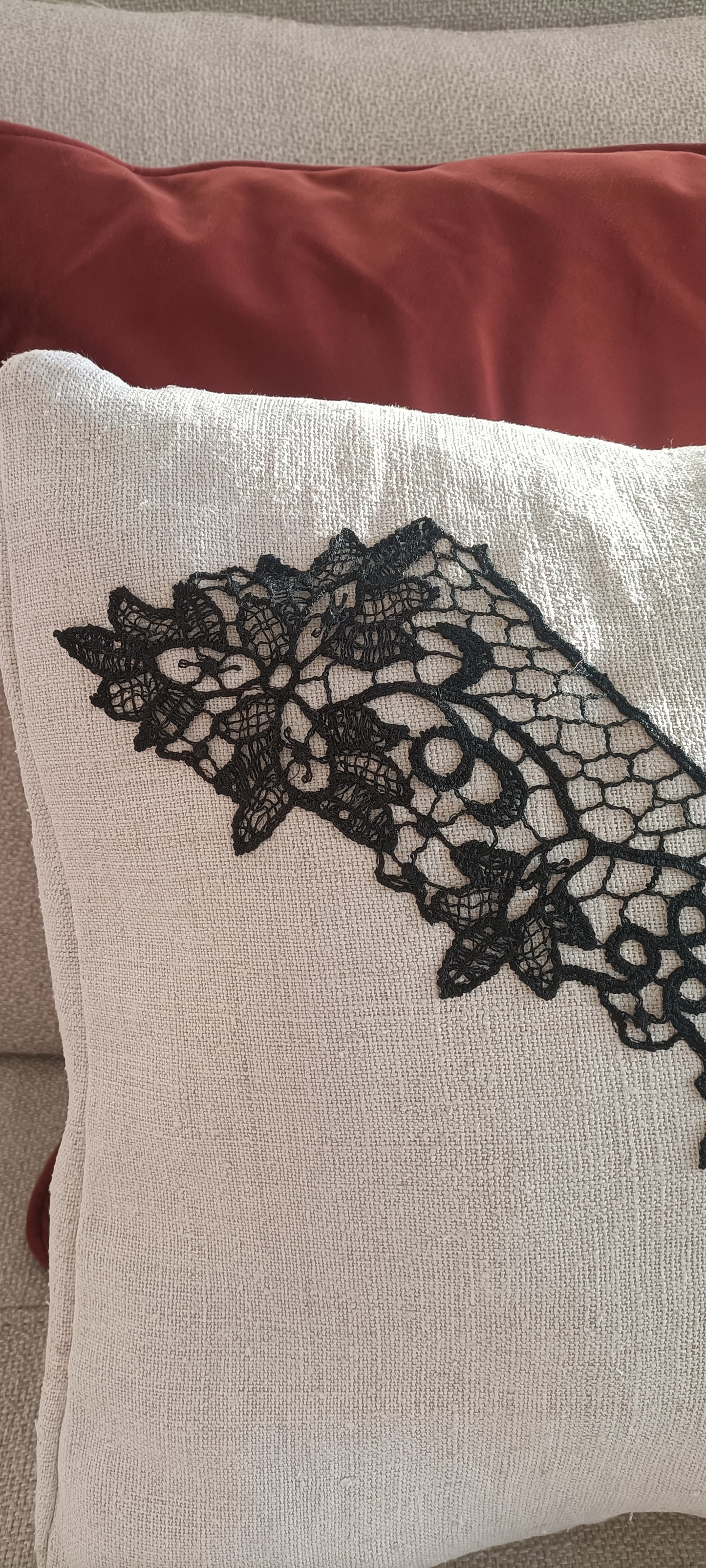 Housse de coussin lin brut et broderie noire