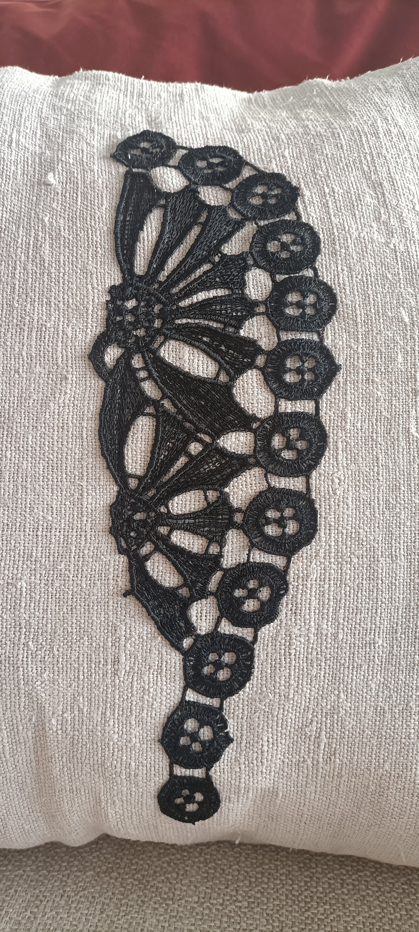 Housse de coussin lin brut et broderie noire