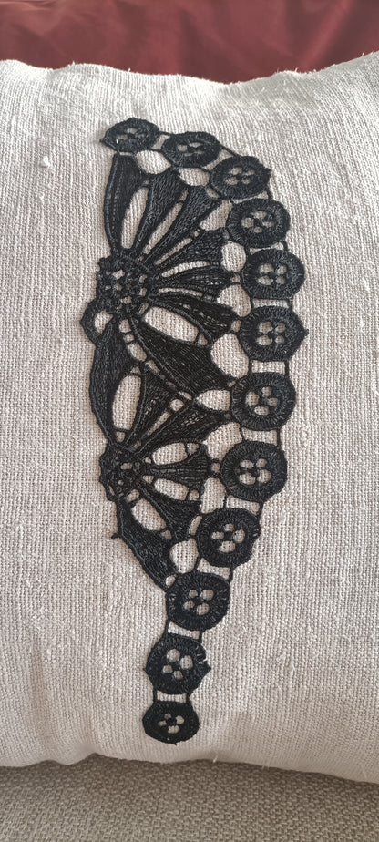 Housse de coussin lin brut et broderie noire