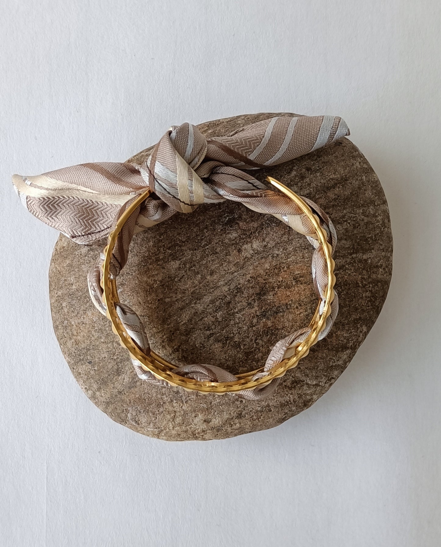 Bracelet plaqué or & son ruban soie