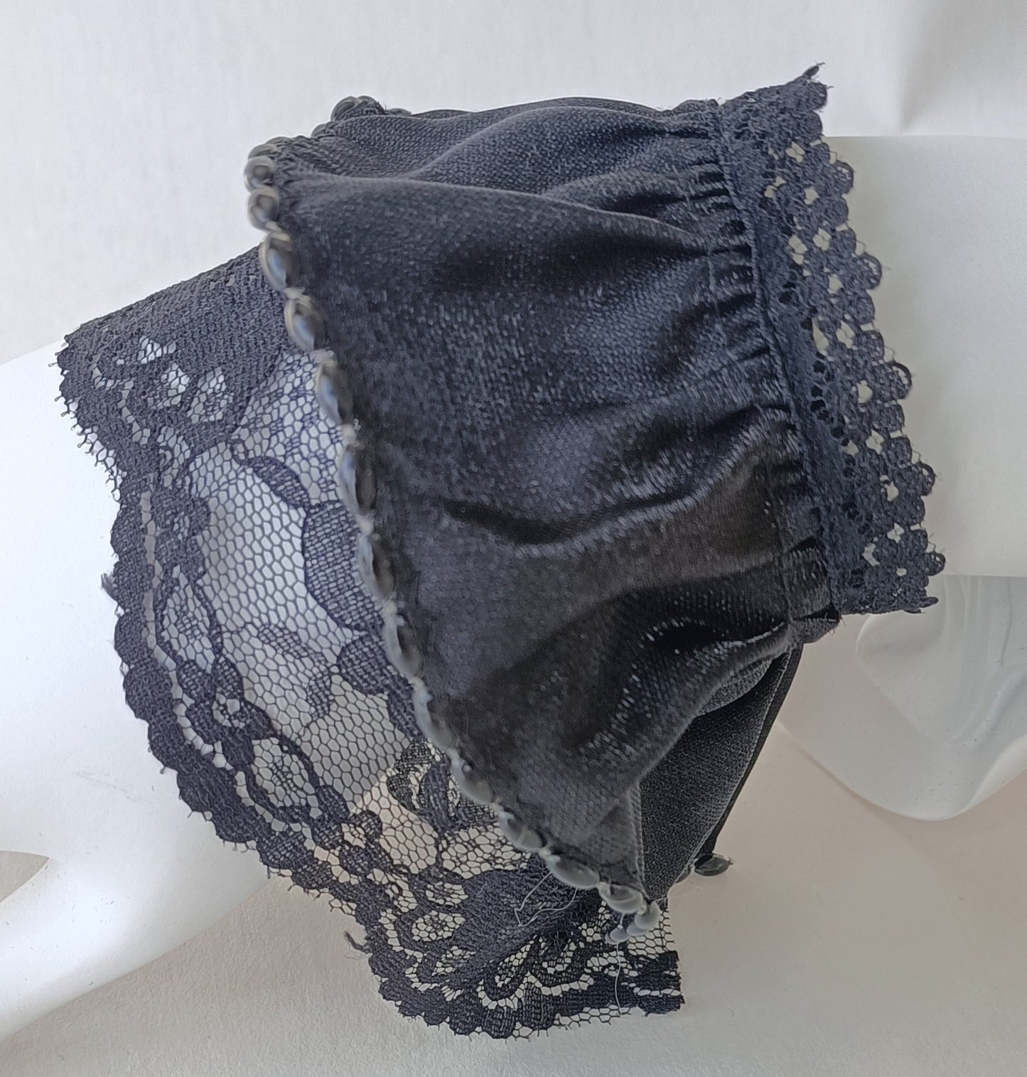 Manchette en dentelle et perles
