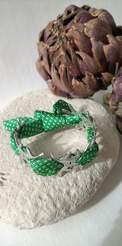 Bracelet argenté Corail & soie verte