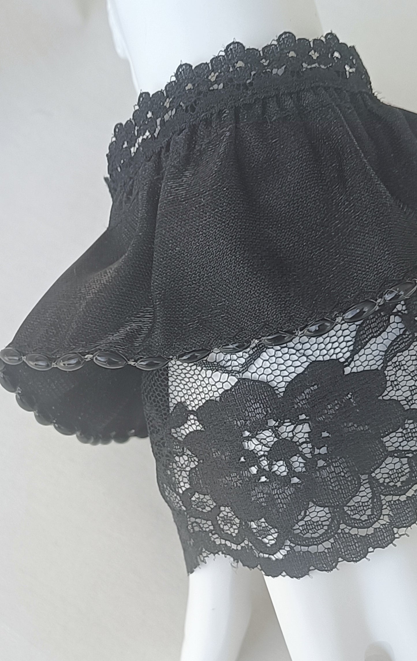 Manchette en dentelle et perles