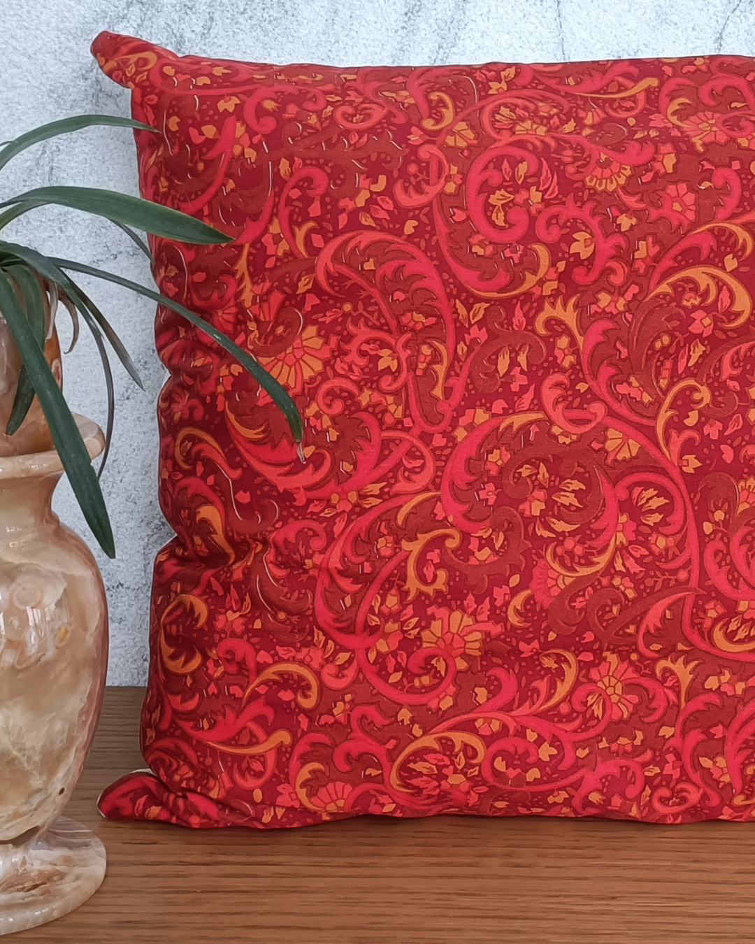 Coussin blanc et fleurs rouges