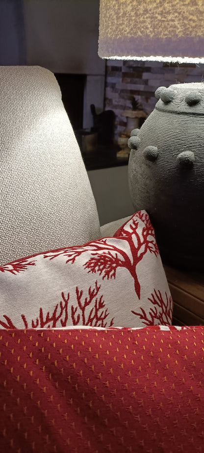 Coussin motifs corail rouge