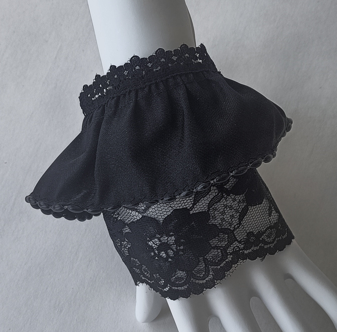 Manchette en dentelle et perles