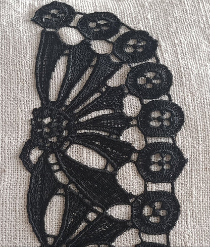 Housse de coussin lin brut et broderie noire